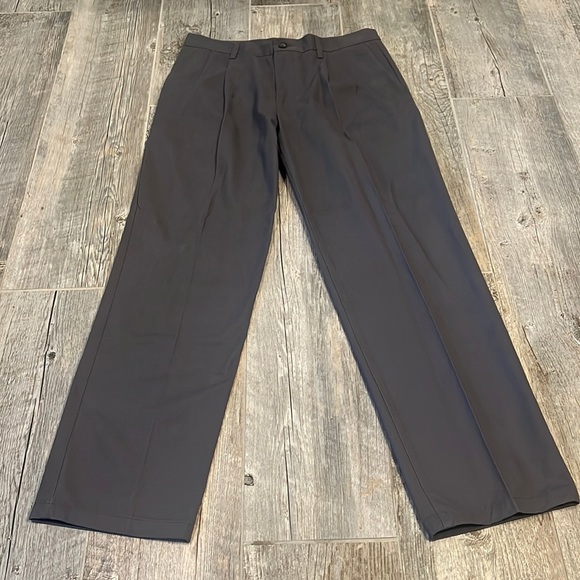 Amazon Essentials Men's Classic-fit Wrinkle-Resistant Pleated Chino Pant New - Picture 2 of 10